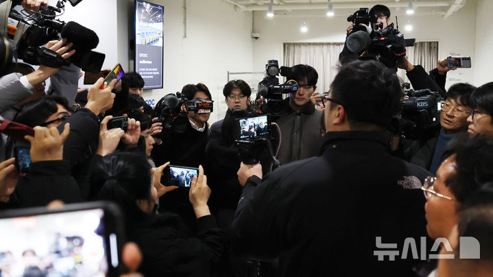 [서울=뉴시스] 고범준 기자 = 26일 서울 서초구 한국컨퍼런스센터에서 열린 김용현 전 국방부 장관 변호인단 입장 발표 기자회견에 앞서 주최측이 특정 언론사의 취재 제지하자 취재진들이 항의하고 있다. (공동취재) 2024.12.26. photo@newsis.com