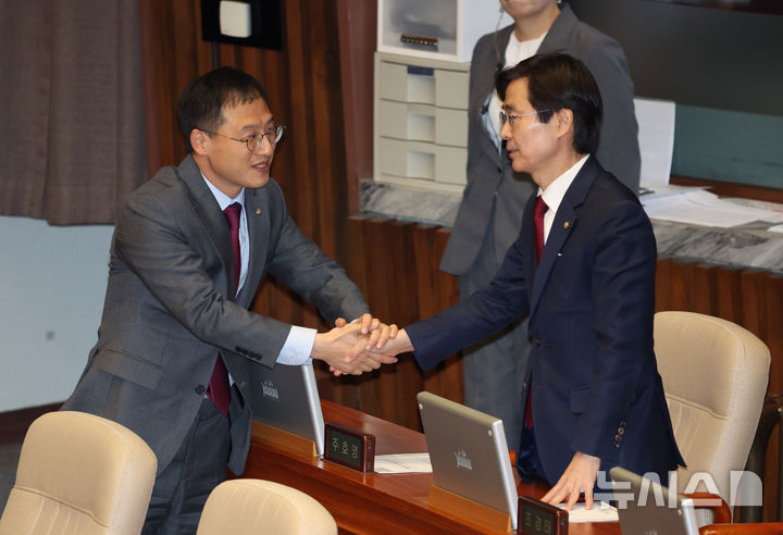 [서울=뉴시스] 고승민 기자 = 조경태, 김상욱 국민의힘 의원이 26일 서울 여의도 국회에서 열린 제420회 국회(임시회) 제1차 본회의에서 시작 전 대화하고 있다. 2024.12.26. kkssmm99@newsis.com