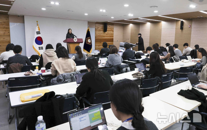 [서울=뉴시스] 김근수 기자 = 이진 헌법재판소 공보관이 26일 오후 서울 종로구 헌법재판소에서 열린 언론 브리핑에서 모두발언을 하고 있다. 2024.12.26. ks@newsis.com