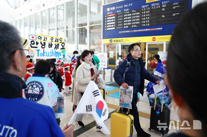 [도쿠시마(일본)=뉴시스] 전신 기자 = 26일 일본 도쿠시마공항에서 열린 '이스타항공 도쿠시마 첫 취항' 기념 행사에서 한국 탑승객들이 도쿠시마 유치원생들의 환영을 받으며 입국장을 나서고 있다. 이스타항공이 국내 최초로 단독 취항하는 인천-도쿠시마 노선은 주 3회(화, 목, 토) 운항한다. 2024.12.26. photo1006@newsis.com