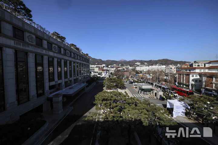 [서울=뉴시스] 김근수 기자 = 윤석열 대통령의 탄핵 심판 첫 변론준비기일이 하루 앞으로 다가온 가운데 26일 서울 종로구 헌법재판소 모습이 보이고 있다. 2024.12.26. ks@newsis.com