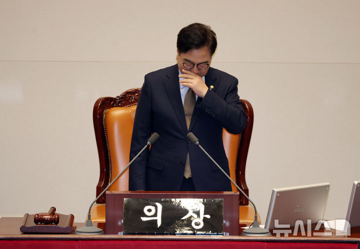 [서울=뉴시스] 고승민 기자 = 우원식 국회 의장이 26일 서울 여의도 국회에서 열린 제420회 국회(임시회) 제1차 본회의에서 본회의 개회 전 생각에 잠겨 있다. 2024.12.26. kkssmm99@newsis.com