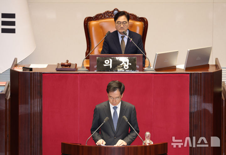 [서울=뉴시스] 고승민 기자 = 정명호 국회 의사국장이 26일 서울 여의도 국회에서 열린 제420회 국회(임시회) 제1차 본회의에서 한덕수 국무총리 탄핵소추안 발의를 보고하고 있다. 2024.12.26. kkssmm99@newsis.com