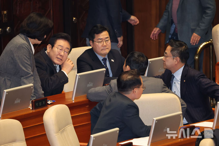 [서울=뉴시스] 권창회 기자 = 26일 오후 서울 여의도 국회에서 열린 본회의에서 이재명 더불어민주당 대표가 박찬대 원내대표 등 지도부와 대화를 나누고 있다. 2024.12.26. kch0523@newsis.com