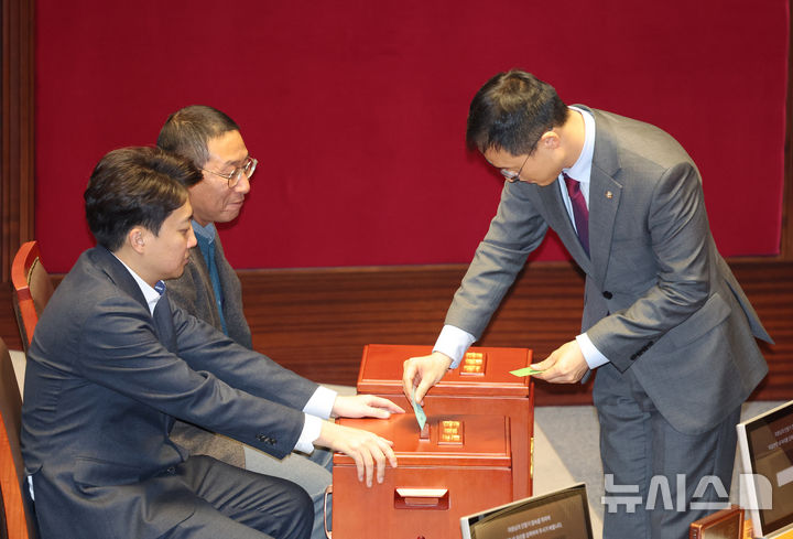 [서울=뉴시스] 고승민 기자 = 김상욱 국민의힘 의원이 26일 서울 여의도 국회에서 열린 제420회 국회(임시회) 제1차 본회의에서 마은혁, 정계선, 조한창 헌법재판소 재판관 선출안 투표를 하고 있다. 2024.12.26. kkssmm99@newsis.com