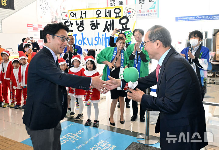 [도쿠시마(일본)=뉴시스] 전신 기자 = 조중석 이스타항공 대표이사가 26일 일본 도쿠시마공항에서 열린 '이스타항공 도쿠시마 첫 취항' 기념 행사에서 고토다 마사즈미 도쿠시마현지사를 만나 인사하고 있다.이스타항공이 국내 최초로 단독 취항하는 인천-도쿠시마 노선은 주 3회(화, 목, 토) 운항한다. 2024.12.26. photo1006@newsis.com