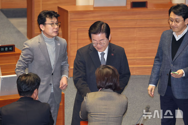 [서울=뉴시스] 권창회 기자 = 이재명 더불어민주당 대표가 26일 오후 서울 여의도 국회에서 열린 본회의에서 마은혁, 정계선, 조한창 헌법재판소 재판관 선출안 투표를 하고 있다. 2024.12.26. kch0523@newsis.com