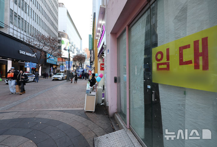 [서울=뉴시스] 김금보 기자 = 지난 26일 서울 시내 한 점포가 비어있다. 2024.12.26. kgb@newsis.com