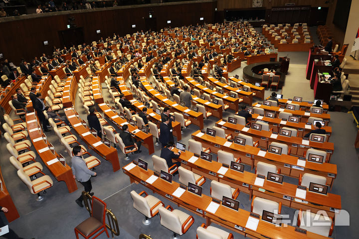 [서울=뉴시스] 권창회 기자 = 국민의힘 의원들이 26일 오후 서울 여의도 국회에서 열린 본회의에서 마은혁, 정계선, 조한창 헌법재판소 재판관 선출안 가결 직후 본회의장에 들어오고 있다. 2024.12.26. kch0523@newsis.com