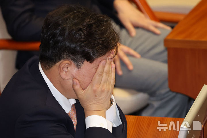 [서울=뉴시스] 권창회 기자 =권성동 국민의힘 당대표 권한대행 겸 원내대표가 26일 오후 서울 여의도 국회에서 열린 본회의에서 얼굴을 감싸고 있다. 2024.12.26. kch0523@newsis.com