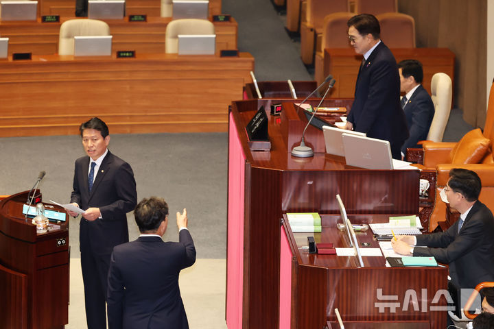 [서울=뉴시스] 권창회 기자 = 권성동 당대표 권한대행 겸 원내대표가 26일 오후 서울 여의도 국회에서 열린 본회의에서 조인철 더불어민주당 의원이 법안 제안설명 중 시국 관련 발언을 하자 우원식 국회의장을 향해 항의하고 있다. 2024.12.26. kch0523@newsis.com