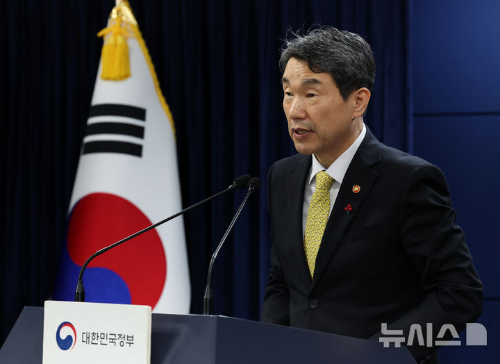 [서울=뉴시스] 배훈식 기자 = 이주호 사회부총리 겸 교육부 장관이 26일 오후 서울 종로구 정부서울청사에서 AI 디지털교과서 관련 초중등교육법 일부개정법률안 본회의 의결에 대한 정부입장을 발표하고 있다. 2024.12.26. dahora83@newsis.com