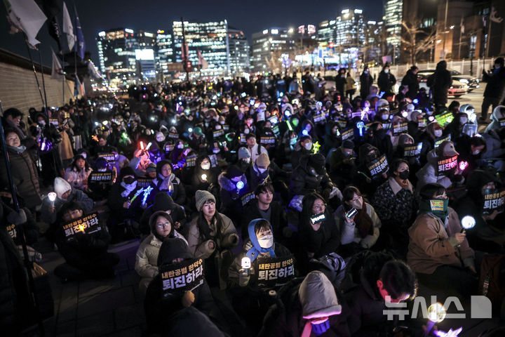 [서울=뉴시스] 정병혁 기자 = 26일 서울 종로구 정부서울청사 인근에서 열린 한덕수 퇴진 긴급행동 집회에 참석한 시민들이 구호를 외치고 있다. 2024.12.26. jhope@newsis.com