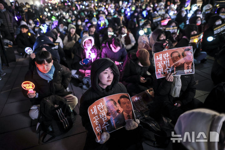 [서울=뉴시스] 정병혁 기자 = 26일 서울 종로구 정부서울청사 인근에서 열린 한덕수 퇴진 긴급행동 집회에 참석한 시민들이 구호를 외치고 있다. 2024.12.26. jhope@newsis.com