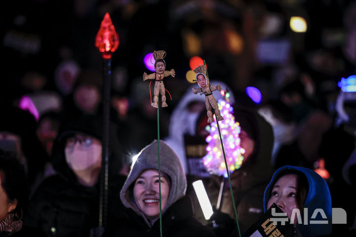 [서울=뉴시스] 정병혁 기자 = 26일 서울 종로구 정부서울청사 인근에서 열린 한덕수 퇴진 긴급행동 집회에 참석한 시민들이 구호를 외치고 있다. 2024.12.26. jhope@newsis.com