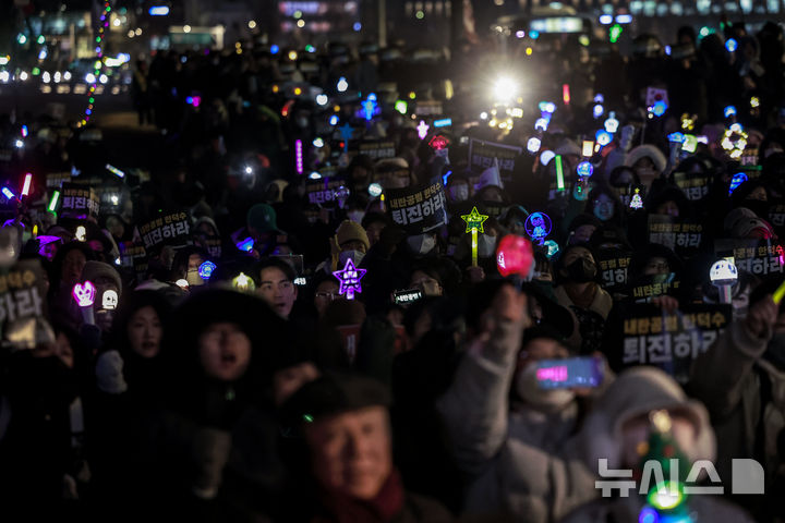 [서울=뉴시스] 정병혁 기자 = 26일 서울 종로구 정부서울청사 인근에서 열린 한덕수 퇴진 긴급행동 집회에 참석한 시민들이 구호를 외치고 있다. 2024.12.26. jhope@newsis.com