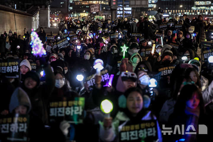 [서울=뉴시스] 정병혁 기자 = 26일 서울 종로구 정부서울청사 인근에서 열린 한덕수 퇴진 긴급행동 집회에 참석한 시민들이 구호를 외치고 있다. 2024.12.26. jhope@newsis.com