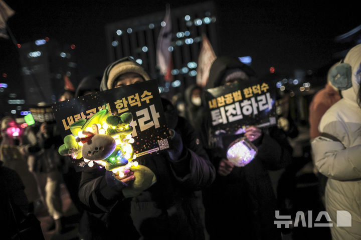 [서울=뉴시스] 정병혁 기자 = 26일 서울 종로구 정부서울청사 인근에서 열린 한덕수 퇴진 긴급행동 집회에 참석한 시민들이 삼청동 총리 공관으로 행진하고 있다. 2024.12.26. jhope@newsis.com