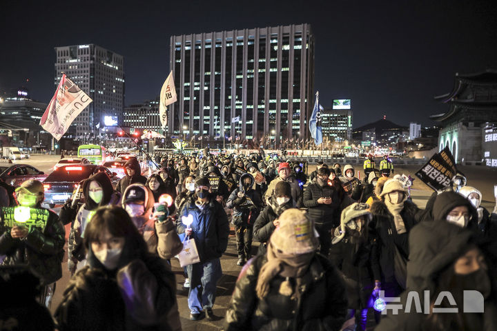 [서울=뉴시스] 정병혁 기자 = 26일 서울 종로구 정부서울청사 인근에서 열린 한덕수 퇴진 긴급행동 집회에 참석한 시민들이 삼청동 총리 공관으로 행진하고 있다. 2024.12.26. jhope@newsis.com