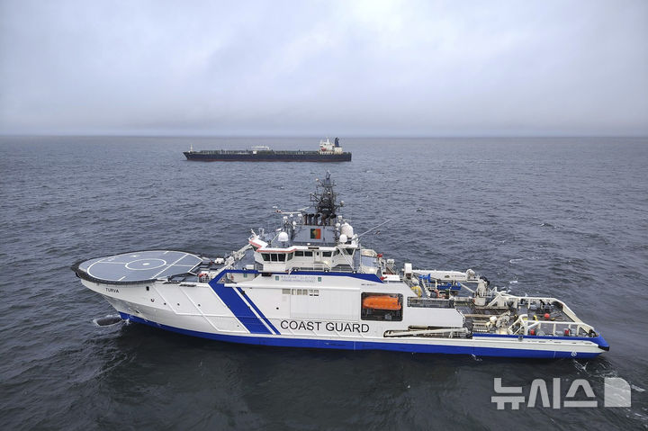 [발트해=AP/뉴시스]일본 정부는 경제안보상 우려를 불식하기 위해 중국산 해저케이블 배제를 추진할 방침이다. 도청을 방지하겠다는 생각이다. 사진은 핀란드 국경 수비대 선박이 지난해 12월 26일(현지시각) 발트해 해저 전력 케이블을 훼손한 혐의를 받는 그림자 선박 이글 S호를 감시하고 있는 모습. 사진은 기사와 관련 없음. 2025.09.15.