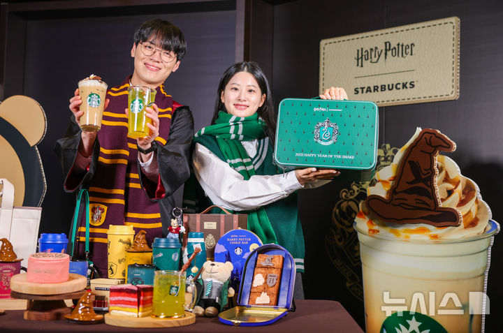 [서울=뉴시스] 스타벅스, 워너브라더스 디스커버리와 해리포터 지적재산권(IP) 활용 상품 컬래버레이션 진행. (사진= 스타벅스 코리아 제공) 