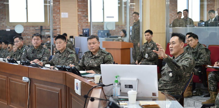 [서울=뉴시스] 김명수 합참의장(앞줄 오른쪽)이 육군 7군단사령부 지휘통제실에서 전·평시 전투준비태세 및 전투수행능력 향상 추진방안을 보고받고, “전략적·작전적 수준의 임무를 수행하는 기동군단으로서 전쟁을 억제하고, 유사시 한반도 전구작전의 결정적 작전을 신속하게 승리로 이끌 수 있도록 태세를 유지할 것”을 지시했다. (사진=합동참모본부 제공) 2024.12.26. photo@newsis.com *재판매 및 DB 금지