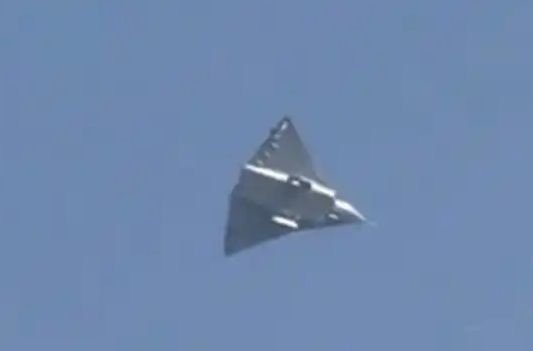 [서울=뉴시스] 중국이 최근 6세대 전투기 첫 시험비행을 실시했다는 주장이 제기됐다. 중국 6세대 전투기로 추정되는 비행기가 쓰촨성 청두 상공에서 비행하는 모습. <사진출처: 웨이보> 2024.12.27