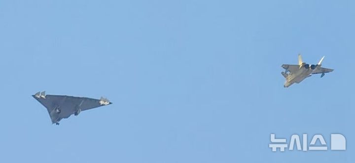 [서울=뉴시스] 중국이 최근 6세대 전투기 첫 시험비행을 실시했다는 주장이 제기됐다. 중국 6세대 전투기로 추정되는 비행기(왼쪽)가 중국 젠(J)-20 전투기와 나란히 쓰촨성 청두 상공에서 비행하는 모습. <사진출처: 웨이보> 2024.12.27