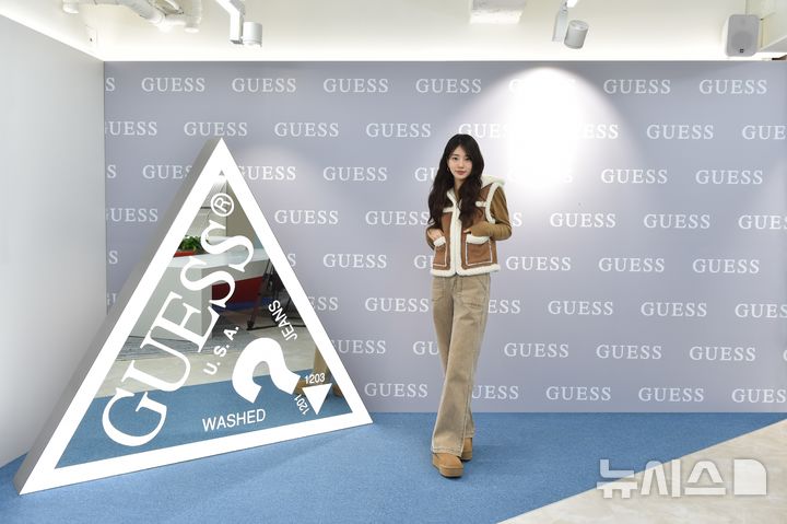 [서울=뉴시스] GUESS, 수지와 함께 충장로점 오픈이벤트. (사진= GUESS 제공)