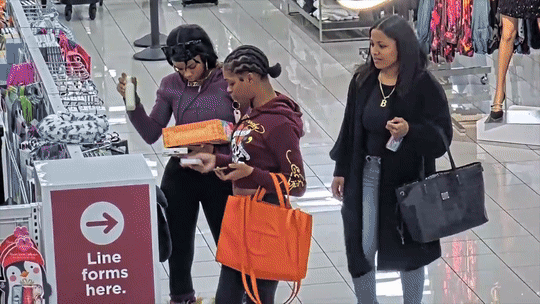 [서울=뉴시스] 미국 캘리포니아주에서 최근 관련 법이 강화되면서 이를 미처 숙지하지 못한 절도범들이 체포된 후 당황하는 모습이 포착돼 화제다. (사진= '실비치 경찰국' ) 2024.12.27. photo@newsis.com *재판매 및 DB 금지 *재판매 및 DB 금지