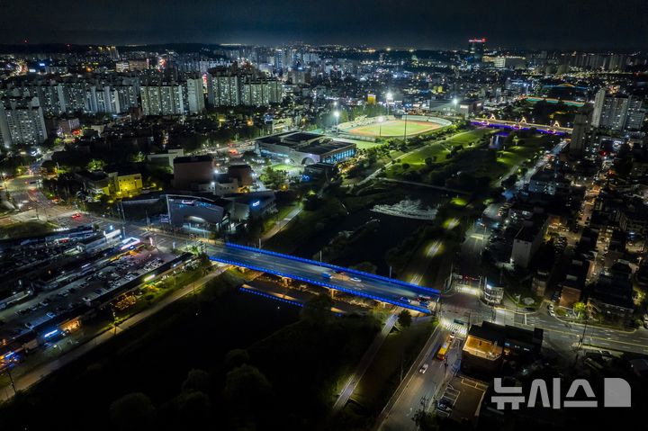 [오산=뉴시스] 오산천 교량 야간경관 조명 설치 모습 (사진=오산시 제공) 2024.12.27.photo@newsis.com 
