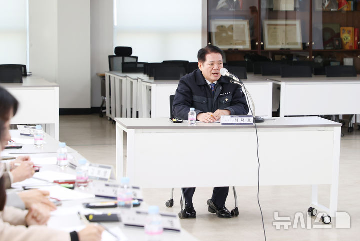 [안양=뉴시스] 최대호 안양시장이 최근 열린 '제4차 평생학습도시 발전계획 최종보고회'에 참석해 평생학습의 중요성을 강조하고 있다. (사진=안양시 제공). 2024.12.27.photo@newsis.com