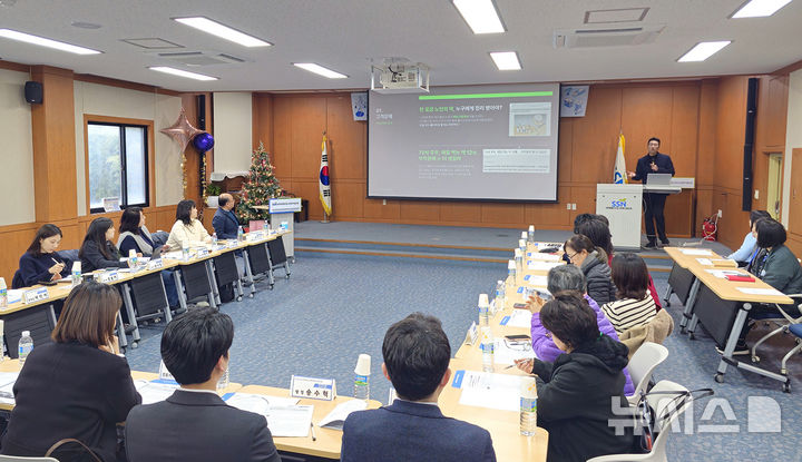 [제주=뉴시스] 임재영 기자 = 강병주 제주대 의대 류마티스내과 부교수가 27일 제주시 제주사회복지협의회 삼다수홀에서 약제관리프로그램 운영성과를 발표하고 있다. 2024.12.27. ijy788@newsis.com