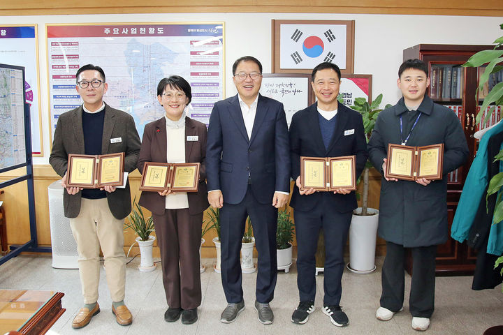 [창원=뉴시스] 강경국 기자 = 장금용 경남 창원시 제1부시장이 27일 직원 전화응대요령 평가 및 하반기 친절으뜸 공무원에 대한 시상식에서 수상자들과 기념촬영을 하고 있다. (사진=창원시청 제공). 2024.12.27. photo@newsis.com *재판매 및 DB 금지