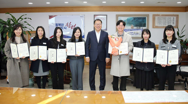 [창원=뉴시스] 강경국 기자 = 장금용 경남 창원시 제1부시장이 27일 직원 전화응대요령 평가 및 하반기 친절으뜸 공무원에 대한 시상식에서 수상자들과 기념촬영을 하고 있다. (사진=창원시청 제공). 2024.12.27. photo@newsis.com *재판매 및 DB 금지