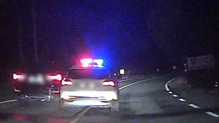 만취 상태로 뺑소니 사고를 내고 도주한 40대 음주운전자가 순찰차를 들이받고 있다. (사진=경기남부경찰청 유튜브 캡처) *재판매 및 DB 금지