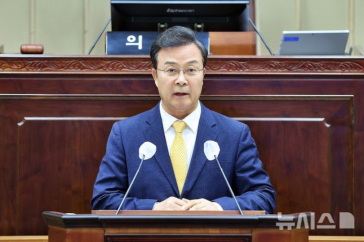 [의왕=뉴시스] 지난해 12월 27일 김성제 의왕시장이 2025년 예산(안) 편성과 관련해 시 의회에 출석해 설명하고 있다. (사진=뉴시스 DB). photo@newsis.com
