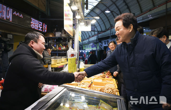 [밀양=뉴시스]27일 경남 밀양시 아리랑시장을 방문한 박완수(오른쪽) 도지사가 상인과 악수하고 있다.(사진=경남도 제공) 2024.12.27. photo@newsis.com