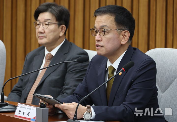[서울=뉴시스] 조성봉 기자 = 최상목 경제부총리 겸 기획재정부 장관이 27일 오전 서울 여의도 국회에서 열린 내수경기활성화 민당정협의회에서 발언을 하고 있다. 왼쪽은 권성동 국민의힘 당 대표 권한대행 겸 원내대표. 2024.12.27. suncho21@newsis.com
