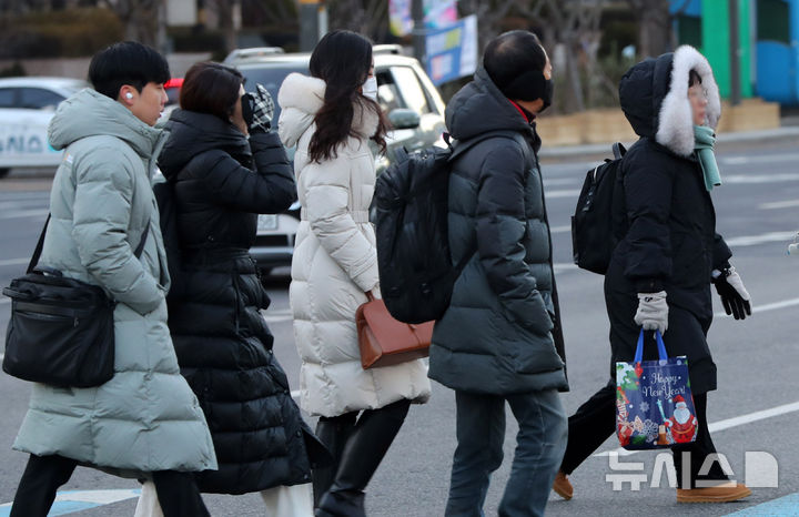 [서울=뉴시스] 김혜진 기자 = 아침 기온이 영하권으로 떨어지며 추운 날씨를 보인 지난해 12월27일 오전 서울 종로구 광화문네거리에 두꺼운 옷차림을 한 시민들이 이동하고 있다. 2024.12.27. jini@newsis.com