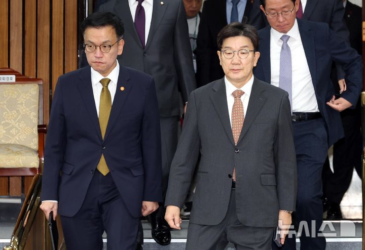 [서울=뉴시스] 조성봉 기자 = 권성동 국민의힘 당 대표 권한대행 겸 원내대표와 최성목(왼쪽) 경제부총리 겸 기획재정부 장관이 27일 오전 서울 여의도 국회에서 열린 내수경기활성화 민당정협의회에 참석하고 있다. 2024.12.27. suncho21@newsis.com