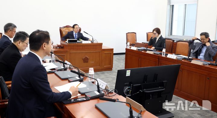 [서울=뉴시스] 조성봉 기자 = 이석범 특별검사후보추천위원회 위원장이 27일 오전 서울 여의도 국회에서 열린 '위헌적 비상계엄 진상규명 특별검사 후보추천위원회 제2차회의'에서 회의를 주재하고 있다. 2024.12.27. suncho21@newsis.com