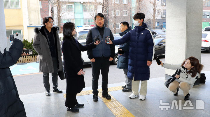 [서울=뉴시스] 김혜진 기자 = 양경수 전국민주노동조합총연맹 위원장이 27일 오전 서울 용산경찰서에서 윤석열 대통령 탄핵 집회 관련 집회 및 시위에 관한 법률 위반 혐의 조사를 위해 출석하기 전 취재진 질문에 답하고 있다. 2024.12.27. jini@newsis.com