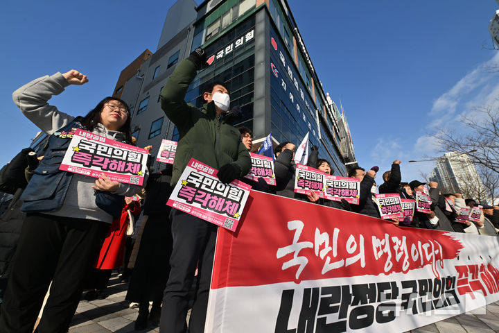 [광주=뉴시스] 이영주 기자 = 윤석열정권 즉각퇴진·사회대개혁 광주비상행동이 27일 오전 광주 서구 치평동 국민의힘 광주시당사 앞에서 국민의힘 해체 촉구 기자회견을 열고 있다. 2024.12.27. leeyj2578@newsis.com