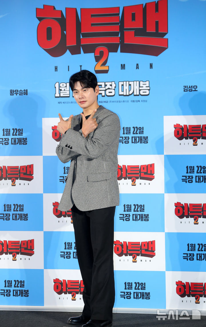 [서울=뉴시스] 김혜진 기자 = 배우 이이경이 27일 오전 서울 용산구 CGV 용산아이파크몰에서 열린 영화 '히트맨2'(감독 최원섭) 제작보고회에서 포즈를 취하고 있다. 2024.12.27. jini@newsis.com