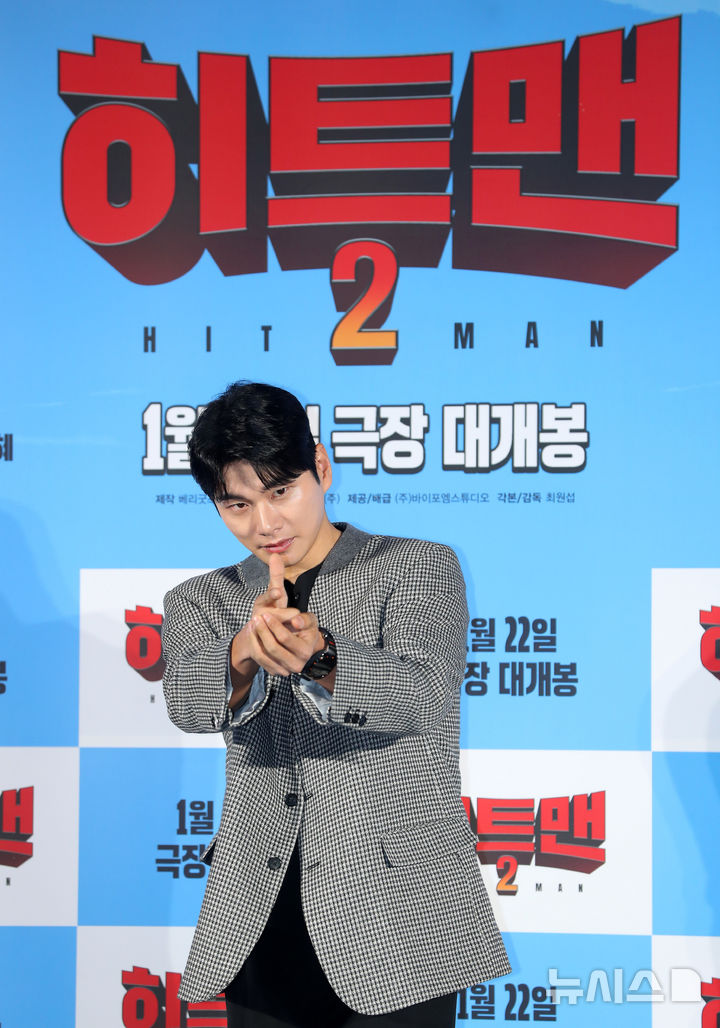 [서울=뉴시스] 김혜진 기자 = 배우 이이경이 27일 오전 서울 용산구 CGV 용산아이파크몰에서 열린 영화 '히트맨2'(감독 최원섭) 제작보고회에서 포즈를 취하고 있다. 2024.12.27. jini@newsis.com