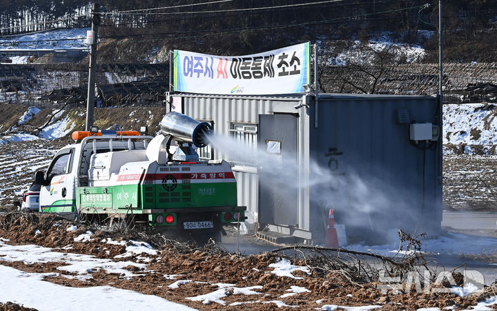 [여주=뉴시스] 김종택 기자 = 고병원성 조류인플루엔자(AI)가 발생한 경기도 여주시 흥천면 한 산란계 농장 인근에서 27일 방역차량이 방역작업을 하고 있다. 2024.12.27. jtk@newsis.com