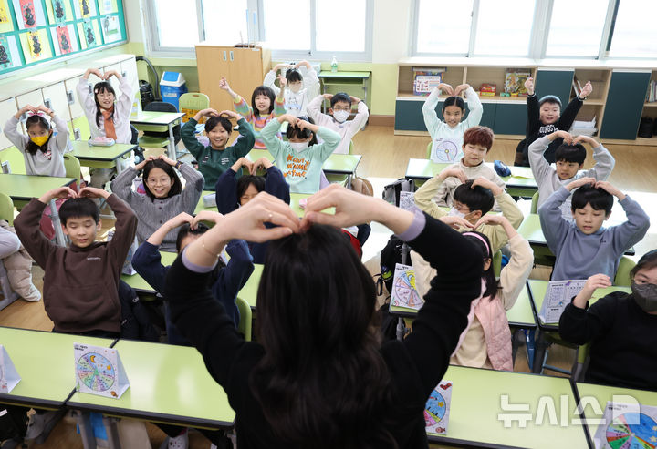 [서울=뉴시스] 황준선 기자 = 27일 오후 서울 구로구 서울개봉초등학교에서 열린 방학식에서 학생들이 선생님과 인사를 나누고 있다. 2024.12.27. hwang@newsis.com