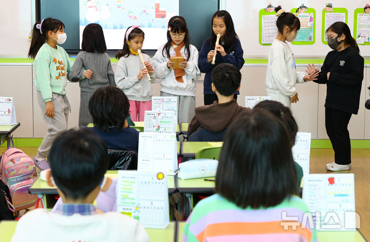 [서울=뉴시스] 황준선 기자 = 27일 오후 서울 구로구 서울개봉초등학교에서 열린 방학식에서 학생들이 방학 축하 음악연주를 선보이고 있다. 2024.12.27. hwang@newsis.com