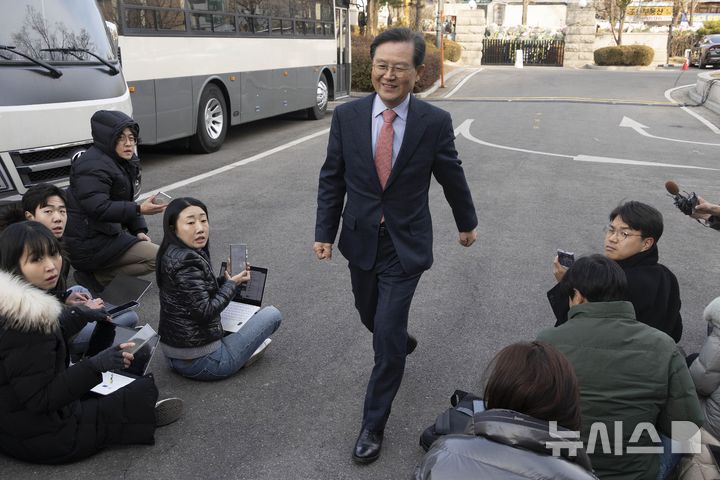 [서울=뉴시스] 고범준 기자 = 윤석열 대통령의 탄핵심판 사건 첫번째 변론준비기일인 27일 오후 윤석열 대통령의 법률대리인인 윤갑근 변호사가 변론준비기일 시간을 1분 넘긴 2시1분경 서울 종로구 헌법재판소 소심판정으로 이동하고 있다. (공동취재) 2024.12.27. photo@newsis.com